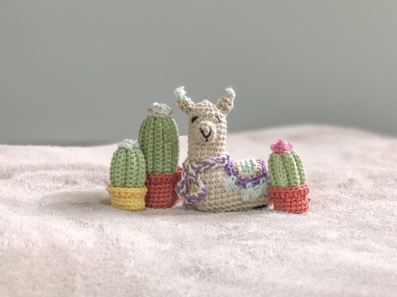 Chaveiro amigurumi de lhama com cactos